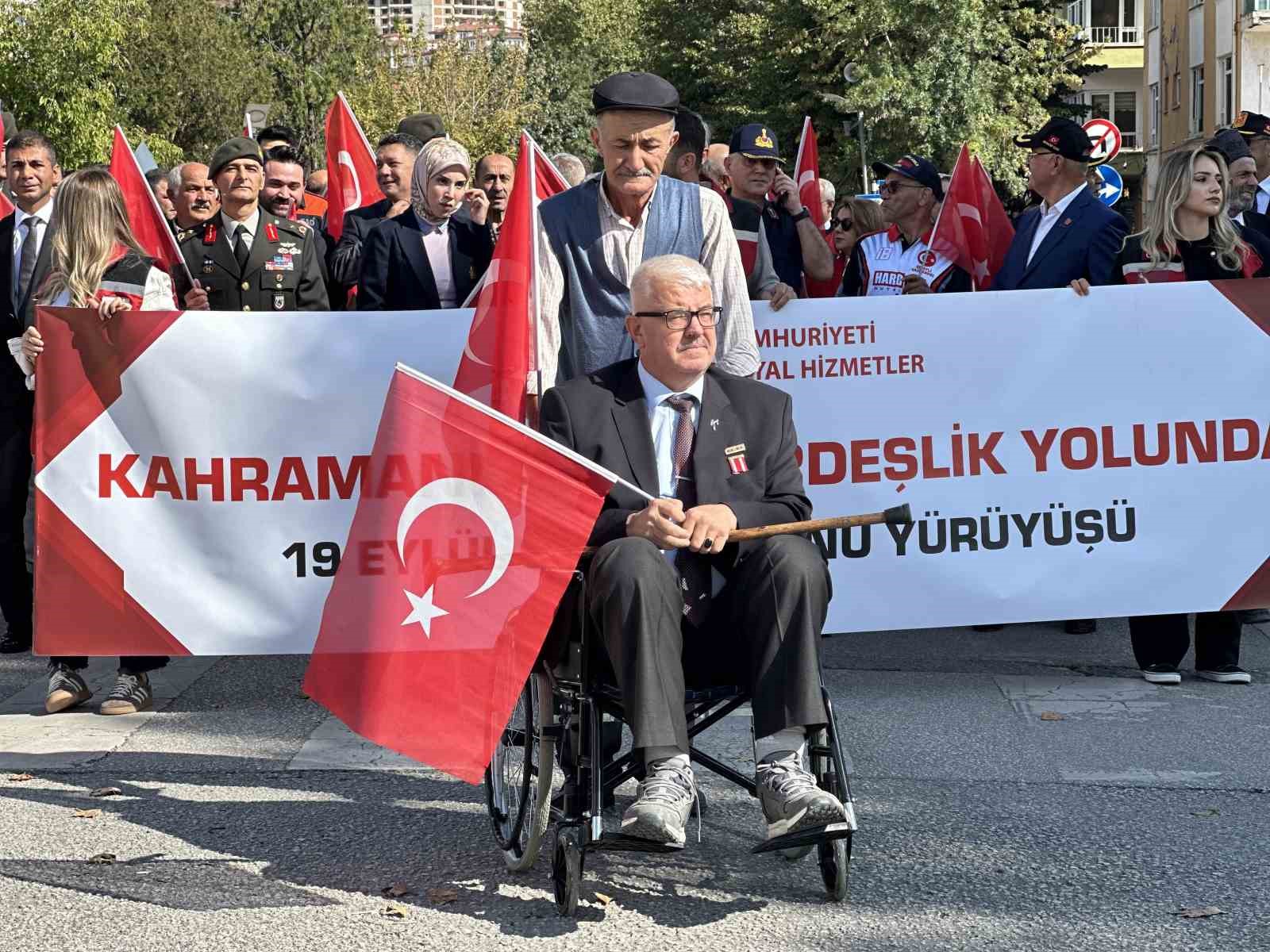 ÇANKIRI’DA GAZİLER GÜNÜ DOLAYISIYLA KORTEJ YÜRÜŞÜNE TEKERLEKLİ SANDALYE İLE KATILAN GAZİ DİKKAT ÇEKTİ.
