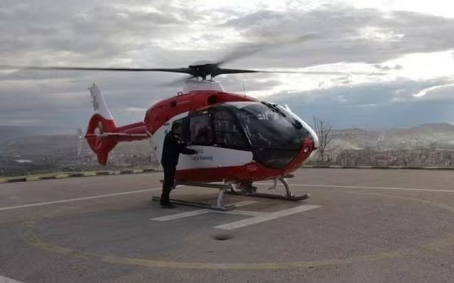BEYPAZARI’NDA ANİDEN RAHATSIZLANARAK HASTANEYE GİDEN 45 YAŞINDAKİ VATANDAŞ KALP KRİZİ TEŞHİSİ KONULMASININ ARDINDAN HELİKOPTER AMBULANSLA ANKARA ŞEHİR HASTANESİNE SEVK EDİLDİ.