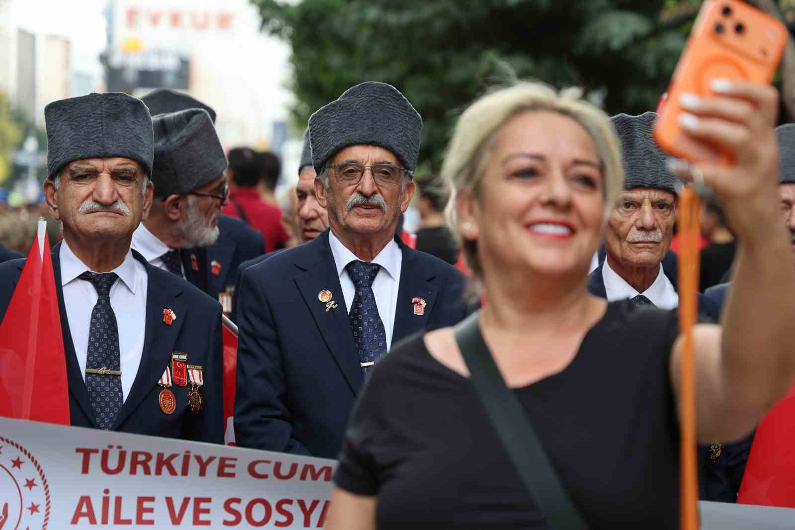 ELAZIĞ'DA 19 EYLÜL GAZİLER GÜNÜ DOLAYISIYLA "KAHRAMANLARLA KARDEŞLİK YOLUNDA" YÜRÜYÜŞÜ DÜZENLENDİ. PROTOKOL VE VATANDAŞLAR, GAZİLERLE BİRLİKTE MEHTERAN TAKIMI EŞLİĞİNDE YÜRÜDÜ