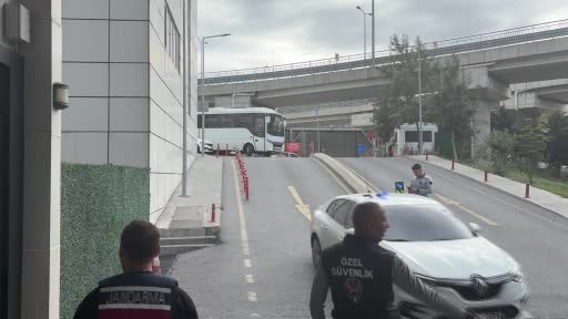 İstanbul'da uyuşturucu soruşturması kapsamında gözaltına alınan ünlü isimler, sağlık kontrolüne girerken böyle görüntülendi