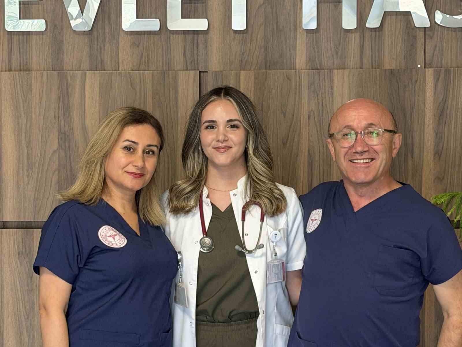 İLK GÖREV YERİ OLARAK AİLESİNİN ÇALIŞTIĞI HASTANENİN ACİL SERVİSİNE ATANAN GENÇ DOKTOR, ÇOCUKLUK YILLARINDA ANNE VE BABASINI NÖBETTE ZİYARET ETTİĞİ KORİDORLARA BU KEZ HEKİM OLARAK DÖNEREK AİLESİNE BÜYÜK BİR GURUR YAŞATTI.