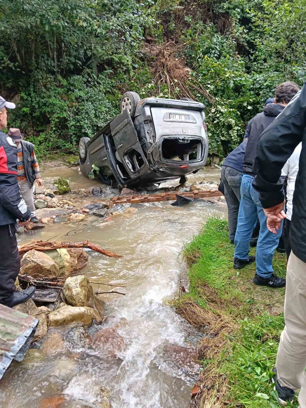 TRABZON’UN ŞALPAZARI İLÇESİNDE BİR ARACIN DEREYE UÇMASI SONUCU MEYDANA GELEN TRAFİK KAZASINDA 3’Ü AĞIR 5 KİŞİ YARALANDI.