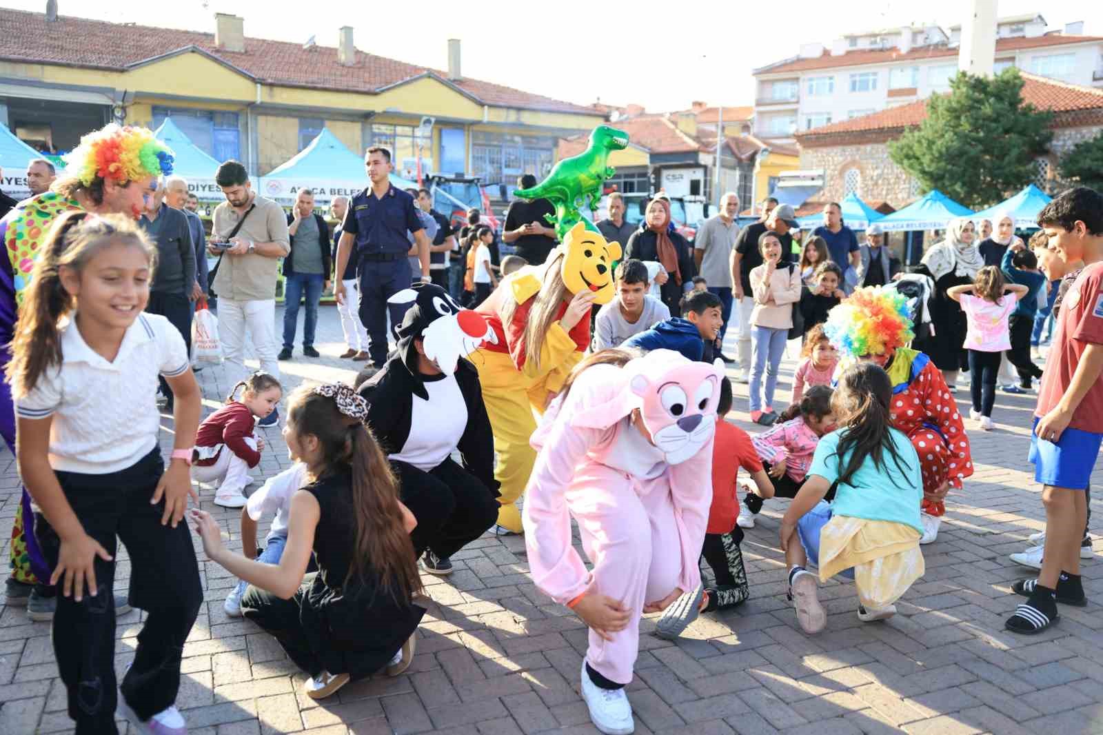 ÇORUM'UN ALACA İLÇESİNDE KÜLTÜREL ZENGİNLİKLERİ YAŞATMAK VE HEMŞEHRİLİK BAĞLARINI PEKİŞTİRMEK AMACIYLA BU YIL İLKİ DÜZENLENEN "1. ALACA FESTİVALİ" BÜYÜK BİR COŞKUYLA KAPILARINI AÇTI.