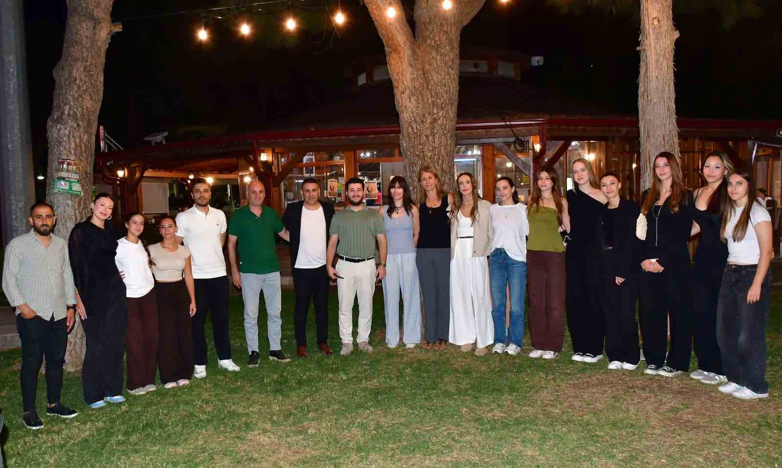YUNUSEMRE BELEDİYESPOR, KADINLAR VOLEYBOL 2. LİG'DE HEDEFİNİ BÜYÜTTÜ. GENÇ VE TECRÜBELİ İSİMLERDEN OLUŞAN KADRO, MORAL YEMEĞİNDE BULUŞARAK SEZON ÖNCESİ BİRLİK VE BERABERLİK MESAJI VERDİ.