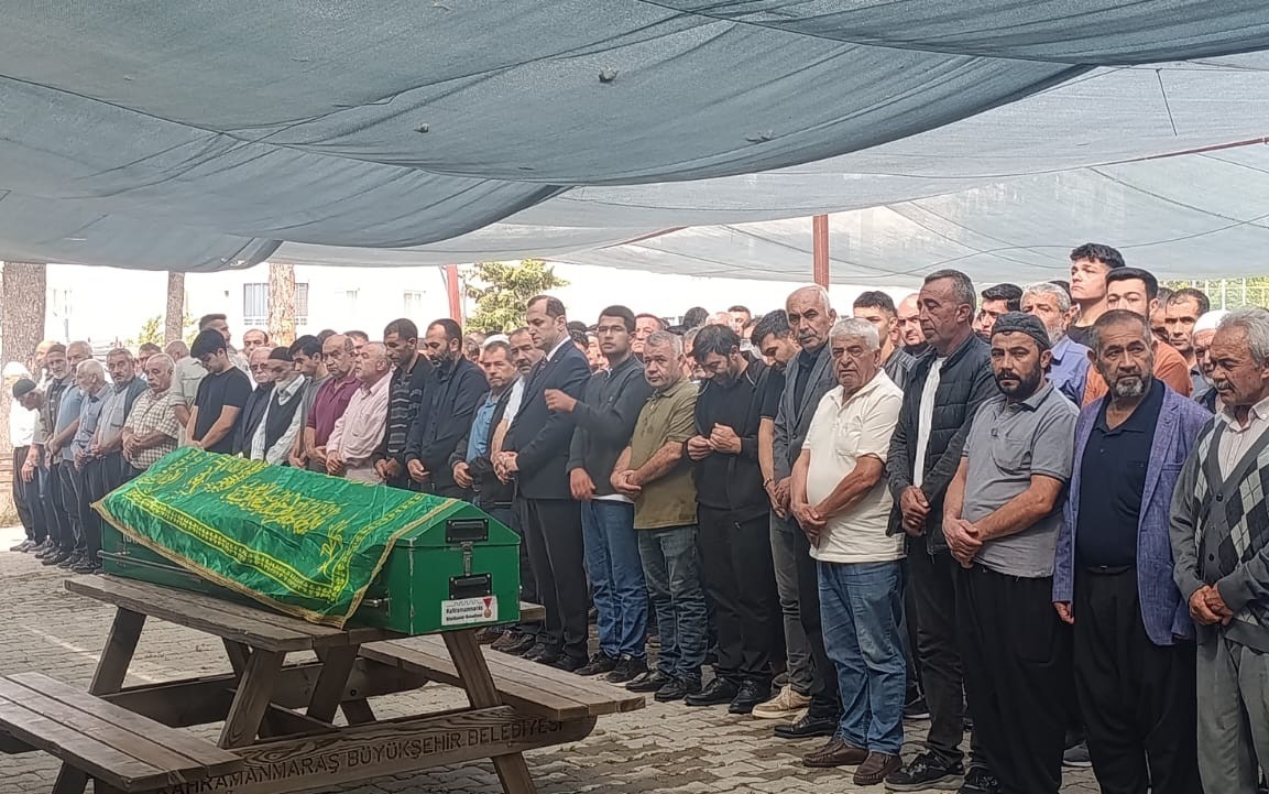 KAHRAMANMARAŞ'TA İŞ MAKİNASININ ÇARPMASI SONUCU HAYATINI KAYBEDEN 18 YAŞINDAKİ GENÇ, KILINAN CENAZE NAMAZININ ARDINDAN GÖZYAŞLARI İÇİNDE SON YOLCULUĞUNA UĞURLANDI