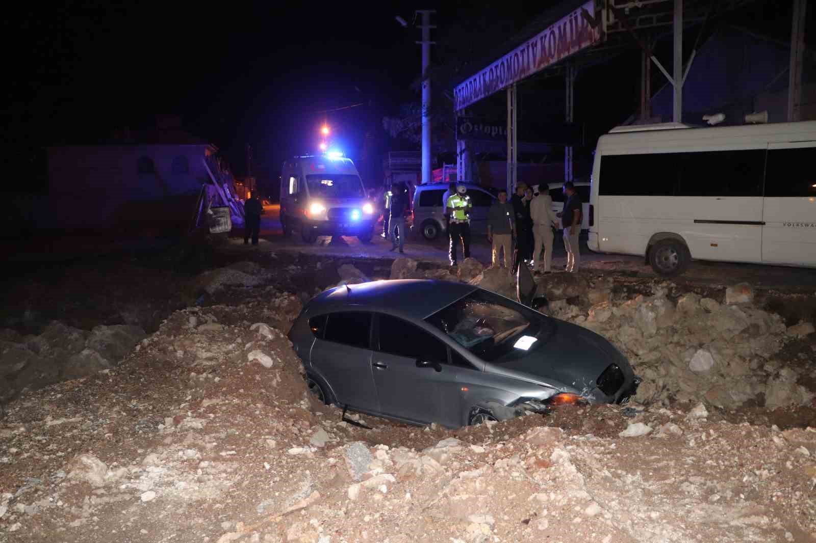 KARAMAN’DA BİR OTOMOBİLİN YAPIMI DEVAM EDEN İNŞAATIN KAZI ALANINA UÇMASI SONUCU 2 KİŞİ YARALANDI.