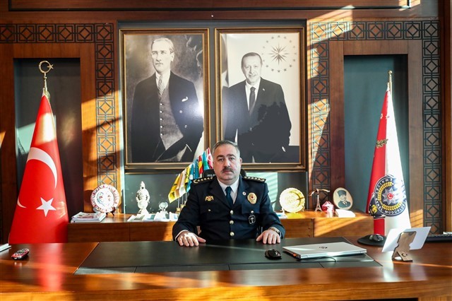CUMHURBAŞKANI RECEP TAYYİP ERDOĞAN'IN İMZASIYLA YAYIMLANAN KARARNAMEYLE VAN EMNİYET MÜDÜRÜ MURAT MUTLU DİYARBAKIR'A, ÇANKIRI EMNİYET MÜDÜRÜ AYTEKİN CANITEZ İSE VAN'A ATANDI.