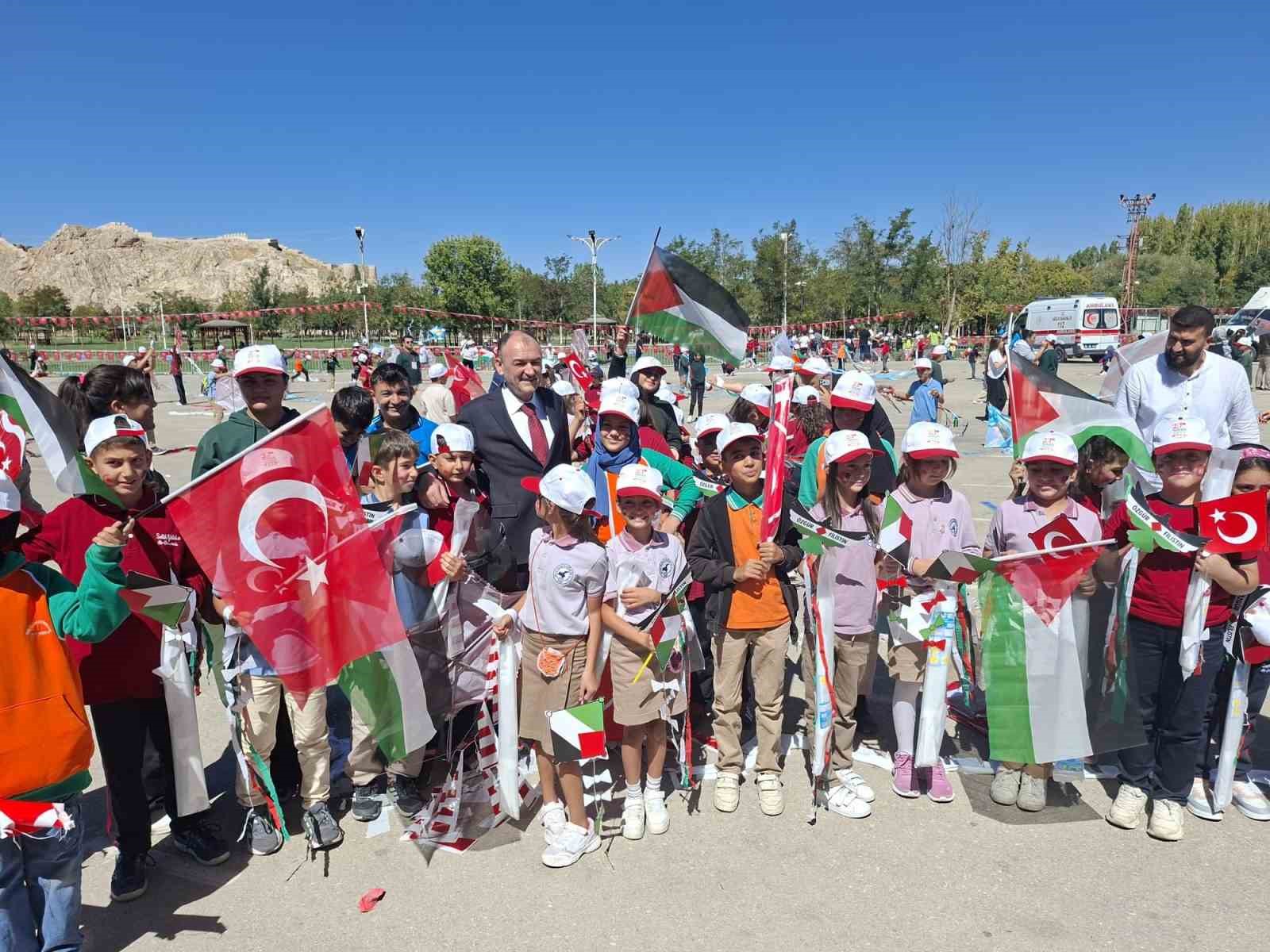 MİLLİ EĞİTİM BAKANLIĞI TEMEL EĞİTİM GENEL MÜDÜRLÜĞÜ ÖNCÜLÜĞÜNDE YÜRÜTÜLEN "UÇURTMALAR ÖZGÜRLÜĞE UÇSUN, GÖKYÜZÜ ÇOCUKLARA KALSIN" ETKİNLİĞİ KAPSAMINDA VANLI ÇOCUKLAR GAZZELİ AKRANLARI İÇİN UÇURTMALARINI GÖKYÜZÜYLE BULUŞTURDU.