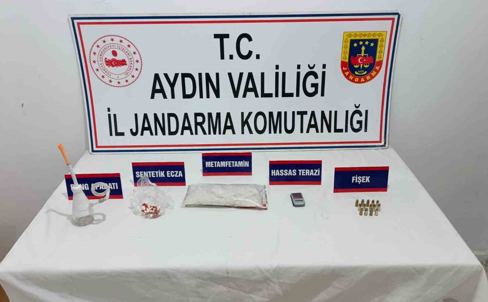 AYDIN’IN KUŞADASI İLÇESİNDE JANDARMA EKİPLERİNCE UYUŞTURUCU MADDE İMAL VE TİCARETİNE YÖNELİK DÜZENLENEN OPERASYONDA 3 ŞÜPHELİ GÖZALTINA ALINIRKEN, ADRESLERDE YAPILAN ARAMALARDA 1 KİLO 100 GRAM METAMFETAMİN İLE ÇEŞİTLİ SUÇ UNSURLARI ELE GEÇİRİLDİ.