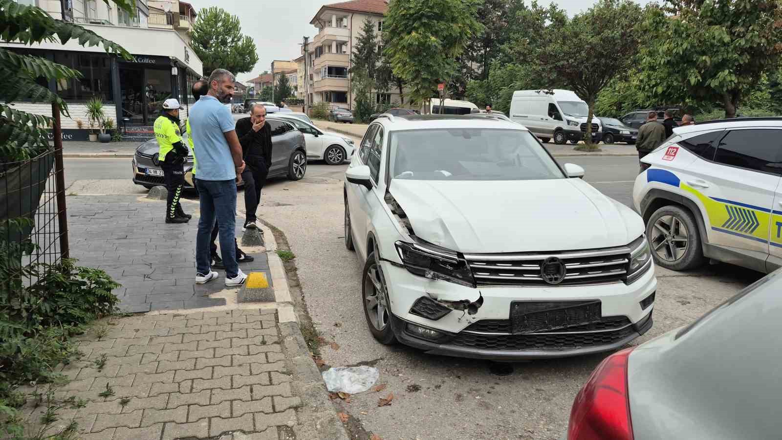DÜZCE ŞEHİR MERKEZİNDE 2 OTOMOBİL ÇARPIŞTI. KAZADA OTOMOBİL SÜRÜCÜSÜ YARALANDI. ÇARPIŞMASI SONUCU, SÜRÜCÜLERDEN BİRİSİ YARALANDI.