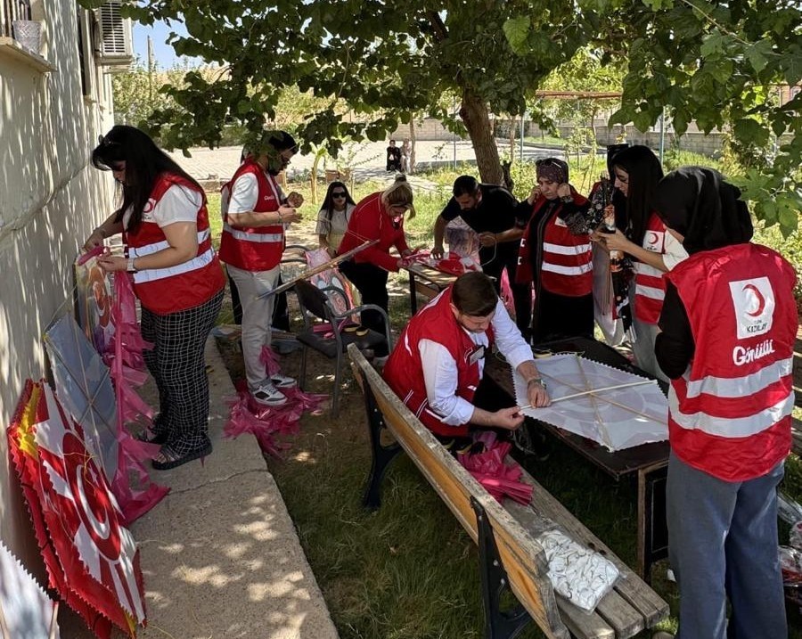 ŞIRNAK’IN CİZRE İLÇESİNDE ÖĞRENCİLER, MİLLİ EĞİTİM BAKANLIĞI TARAFINDAN BAŞLATILAN ETKİNLİK KAPSAMINDA FİLİSTİNLİ ÇOCUKLARA DESTEK VERMEK AMACIYLA GÖKYÜZÜNE UÇURTMA BIRAKTI.