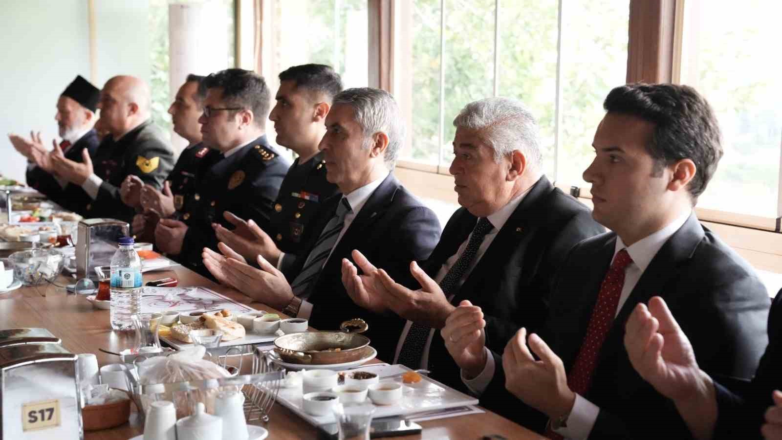 ÇELENK SUNMA TÖRENİNİN ARDINDAN BEYPAZARI KAYMAKAMI ÜNAL COŞKUN, CUMHURİYET BAŞSAVCISI MUSTAFA AYTUNÇ ÖZEN, İLÇE PROTOKOLÜ VE GAZİLER, HALKEVİ’NDE DÜZENLENEN KAHVALTI PROGRAMINDA BULUŞTU.