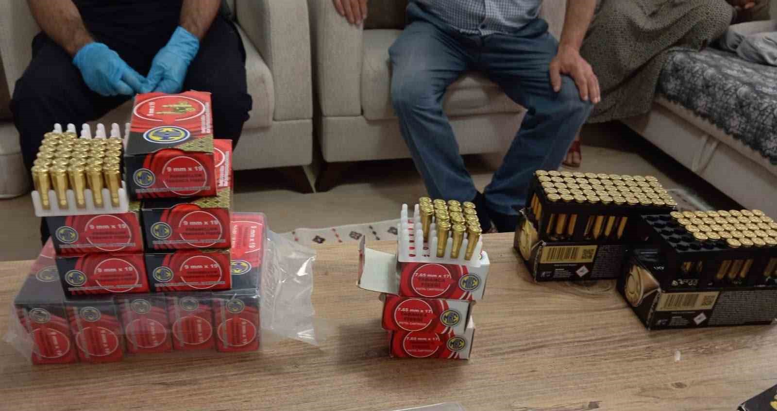 SAKARYA'DA "SOKAKLAR GÜVENDE" SORUŞTURMASI KAPSAMINDA POLİS EKİPLERİNCE DÜZENLENEN OPERASYONDA 3 ŞÜPHELİ YAKALANDI. OPERASYONDA BİR RUHSATSIZ TÜFEK İLE BİRLİKTE ÇOK SAYIDA FİŞEK ELE GEÇİRİLDİ.