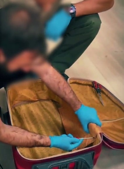 ORDU’DA POLİS EKİPLERİNCE DÜZENLENEN OPERASYONDA, İRAN’DAN TÜRKİYE’YE GİRİŞ YAPAN BİR ŞÜPHELİNİN, OTOGARDA BAŞKA BİR KİŞİYE TESLİM ETTİĞİ BAVULDA 935 GRAM METAMFETAMİN ELE GEÇİRİLDİ, OLAYLA İLGİLİ 2 ŞÜPHELİ TUTUKLANDI.
