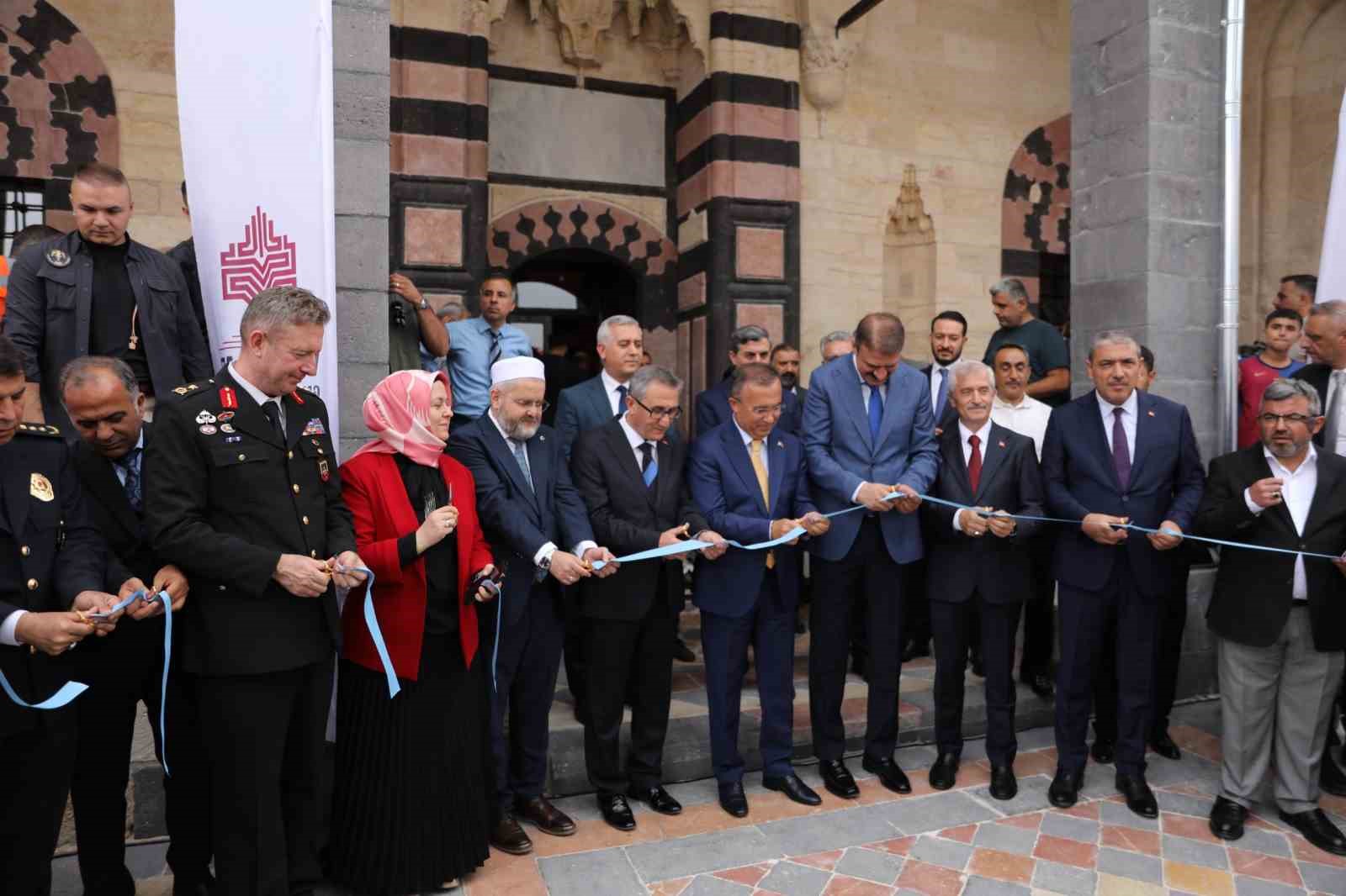 KAHRAMANMARAŞ MERKEZLİ DEPREMLERDE AĞIR HASAR ALAN GAZİANTEP'TEKİ TARİHİ ŞEYH FETHULLAH CAMİİ, RESTORASYON ÇALIŞMALARININ TAMAMLANMASI İLE YENİDEN İBADETE AÇILDI.