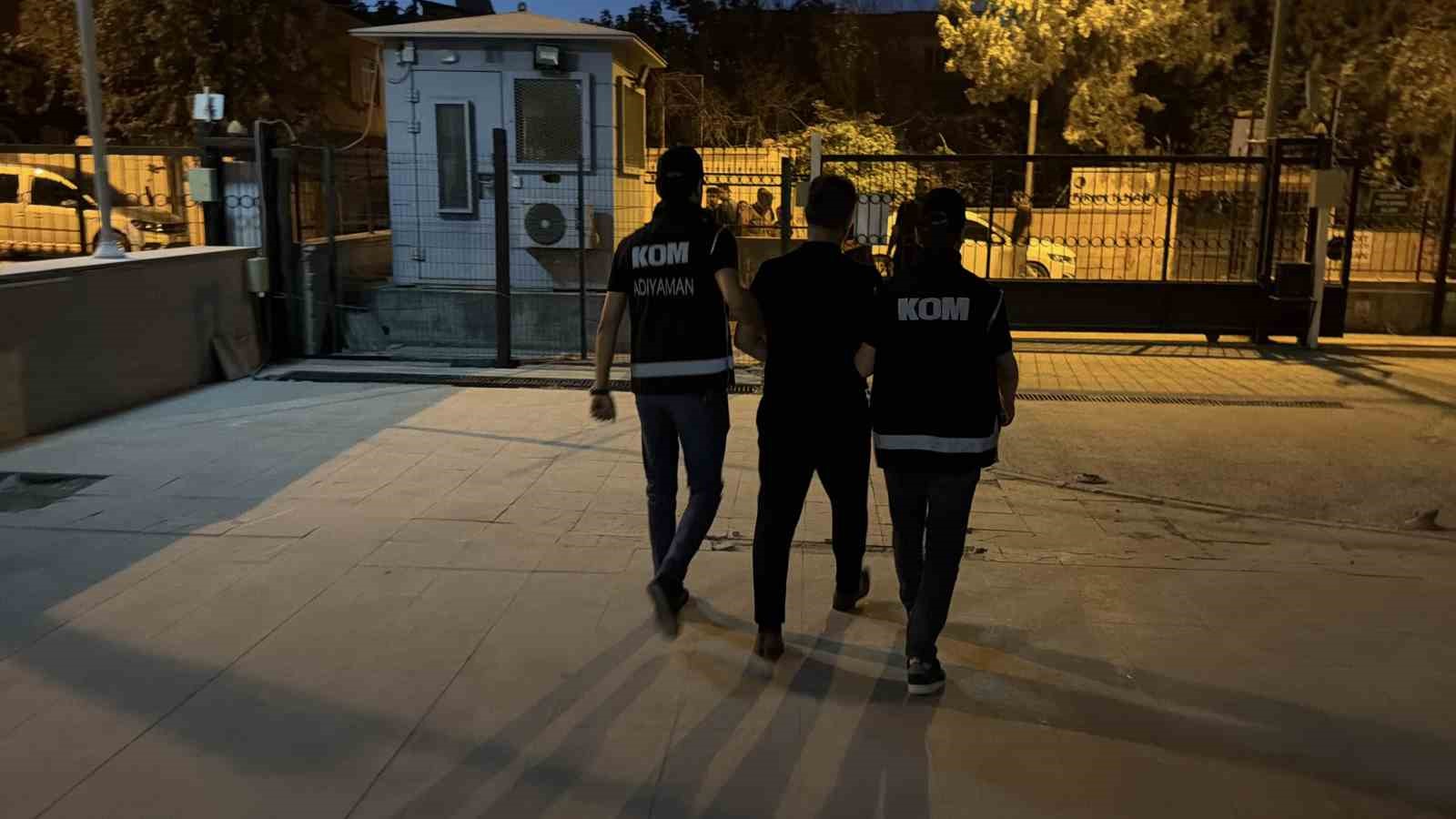 ADIYAMAN’DA SUÇ İŞLEMEK AMACIYLA ÖRGÜT KURMA, NİTELİKLİ YAĞMA, TEFECİLİK VE SUÇ GELİRLERİNİN AKLANMASI SUÇLARINA YÖNELİK DÜZENLENEN OPERASYONDA GÖZALTINA ALINAN 4 ŞÜPHELİDEN 1’İ TUTUKLANDI.