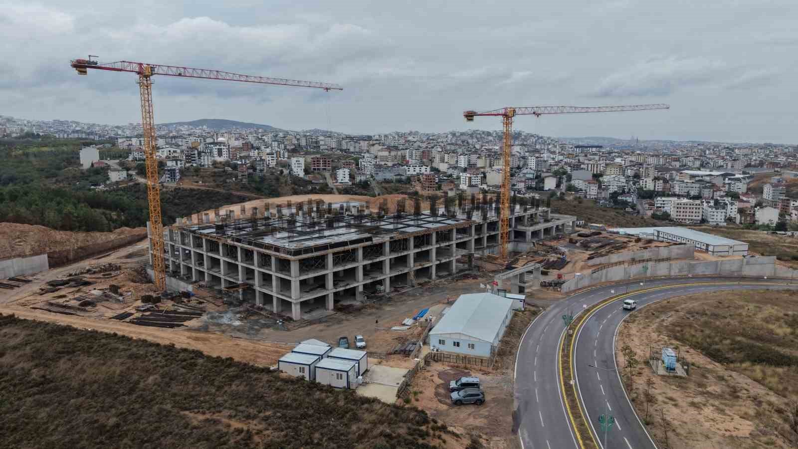ÇAYIROVA BELEDİYE BAŞKANI BÜNYAMİN ÇİFTÇİ, YAPIMI DEVAM EDEN 200 YATAKLI ÇAYIROVA DEVLET HASTANESİ ŞANTİYESİNDE İNCELEMELERDE BULUNDU.