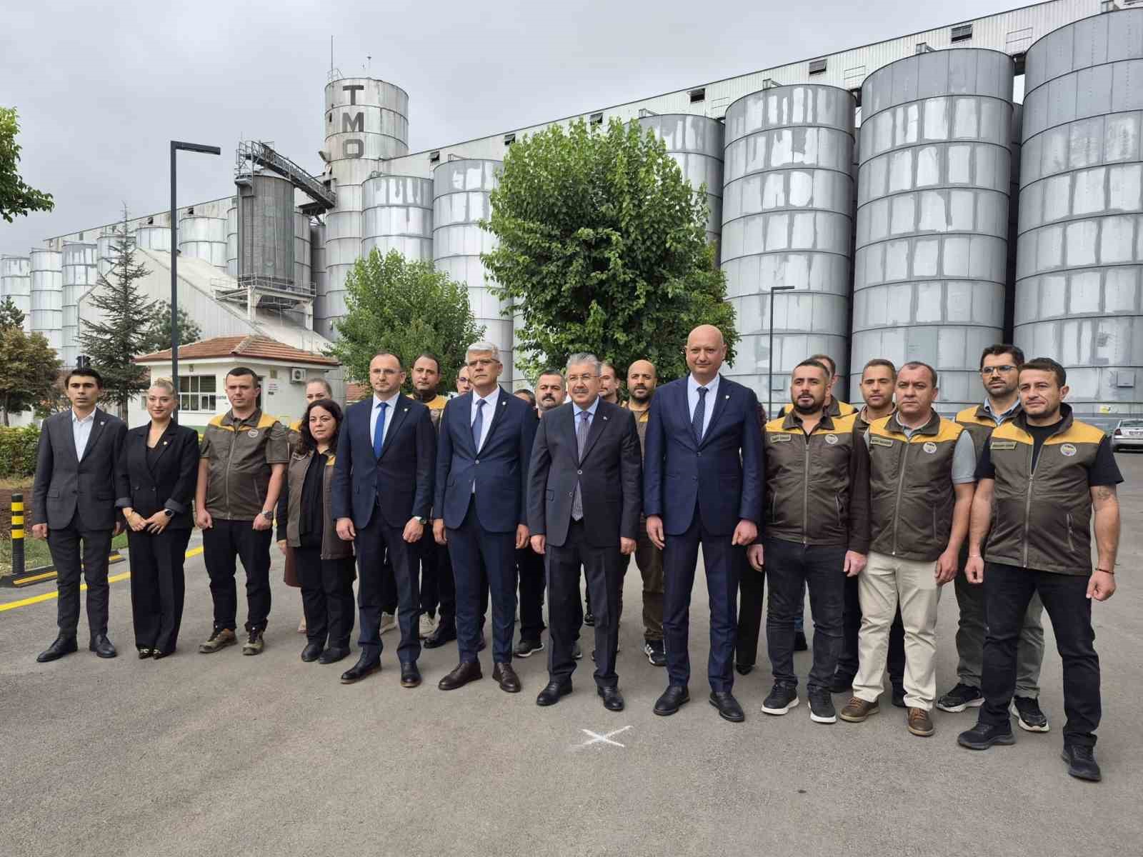 TOPRAK MAHSULLERİ OFİSİ (TMO) SİLOLARI ÖNÜNDE AÇIKLAMALARDA BULUNAN ESKİŞEHİR VALİSİ DR. ERDİNÇ YILMAZ, 2023 YILINDA 440 BİN TON OLAN HUBUBAT ALIM REKORUNUN BU YIL 557 BİN TONA YÜKSELEREK CUMHURİYET TARİHİNİN EN YÜKSEK SEVİYESİNE ULAŞTIĞINI DUYURDU.