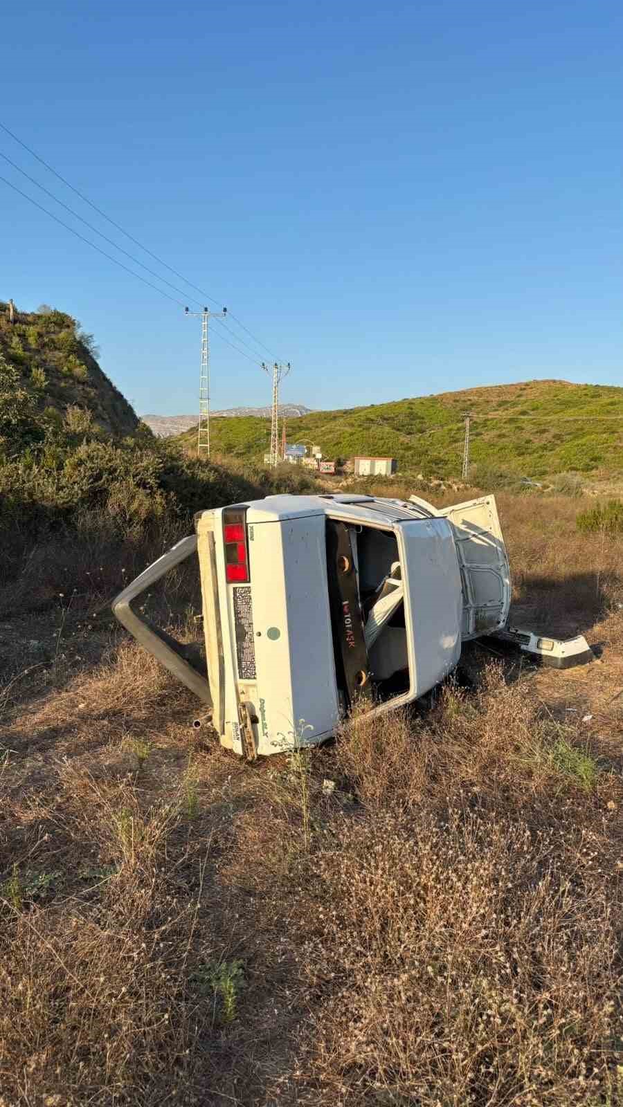 ANTALYA’NIN MANAVGAT İLÇESİNDE DİREKSİYON HAKİMİYETİNİ KAYBEDEREK ŞARAMPOLE YUVARLANAN OTOMOBİLİN SÜRÜCÜSÜ YARALANDI.