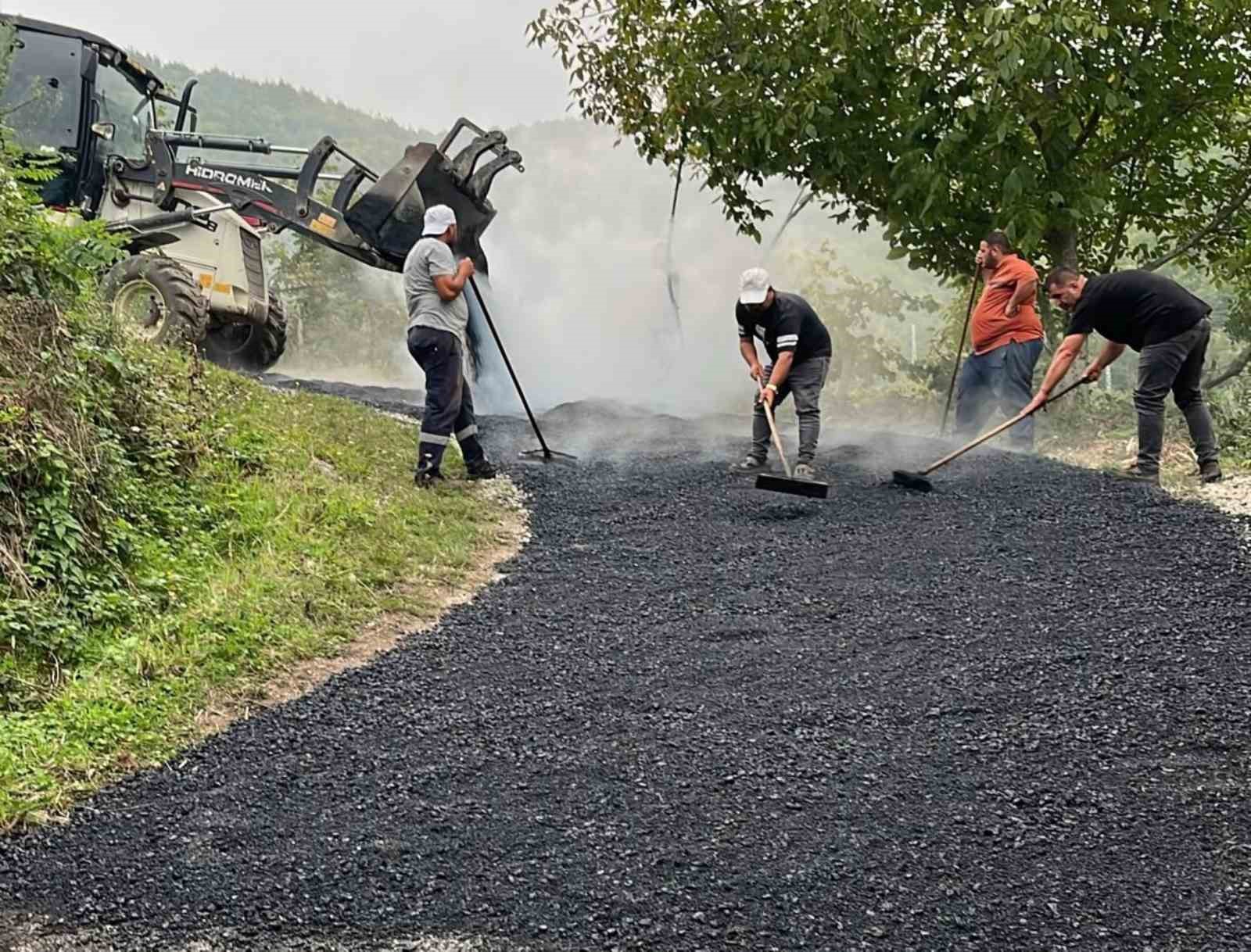İLKADIM BELEDİYESİ FEN İŞLERİ MÜDÜRLÜĞÜ EKİPLERİ, KIRSAL MAHALLELERDE ULAŞIM ALTYAPISININ GÜÇLENDİRİLMESİ İÇİN ÇALIŞMALARINA ARALIKSIZ DEVAM EDİYOR. EKİPLER TARAFINDAN YÜRÜTÜLEN ÇALIŞMALARDA SICAK ASFALT VE SATHİ KAPLAMANIN YANI SIRA MEVCUT YOLLARDA REGLAJ, YOL GENİŞLETME, ZEMİN İYİLEŞTİRME, YENİ YO