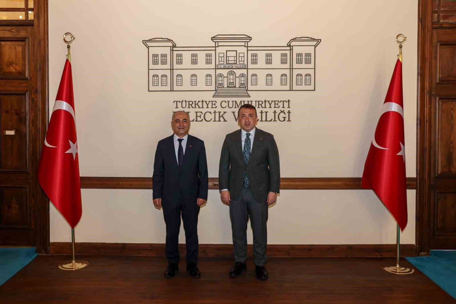 SAĞDAKİ VALİ SOLDAKİ İL MÜDÜRÜ