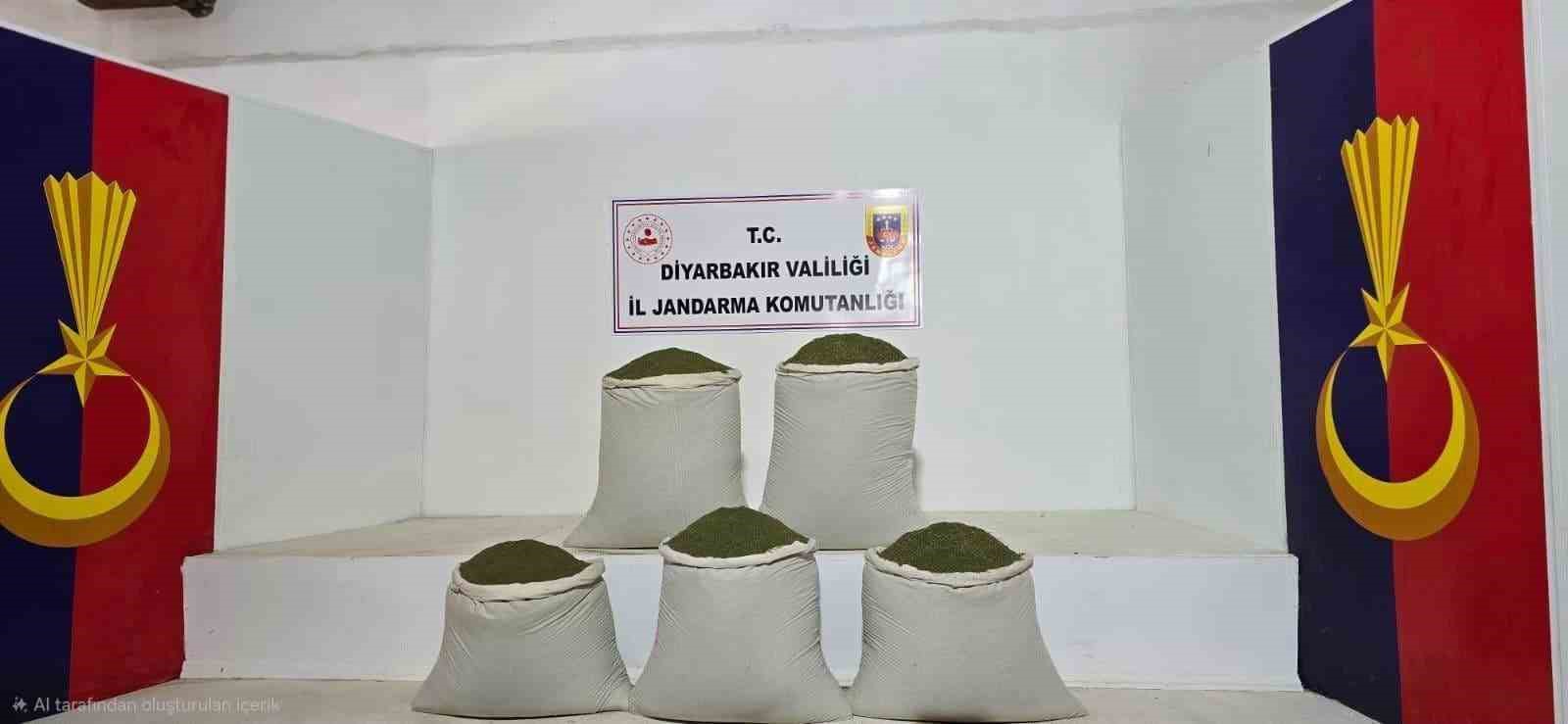 DİYARBAKIR’DA JANDARMA EKİPLERİNCE DÜZENLENEN OPERASYONLARDA,14 BİN 92 KÖK KENEVİR VE 129 KİLO 400 GRAM ESRAR ELE GEÇİRİLDİ.