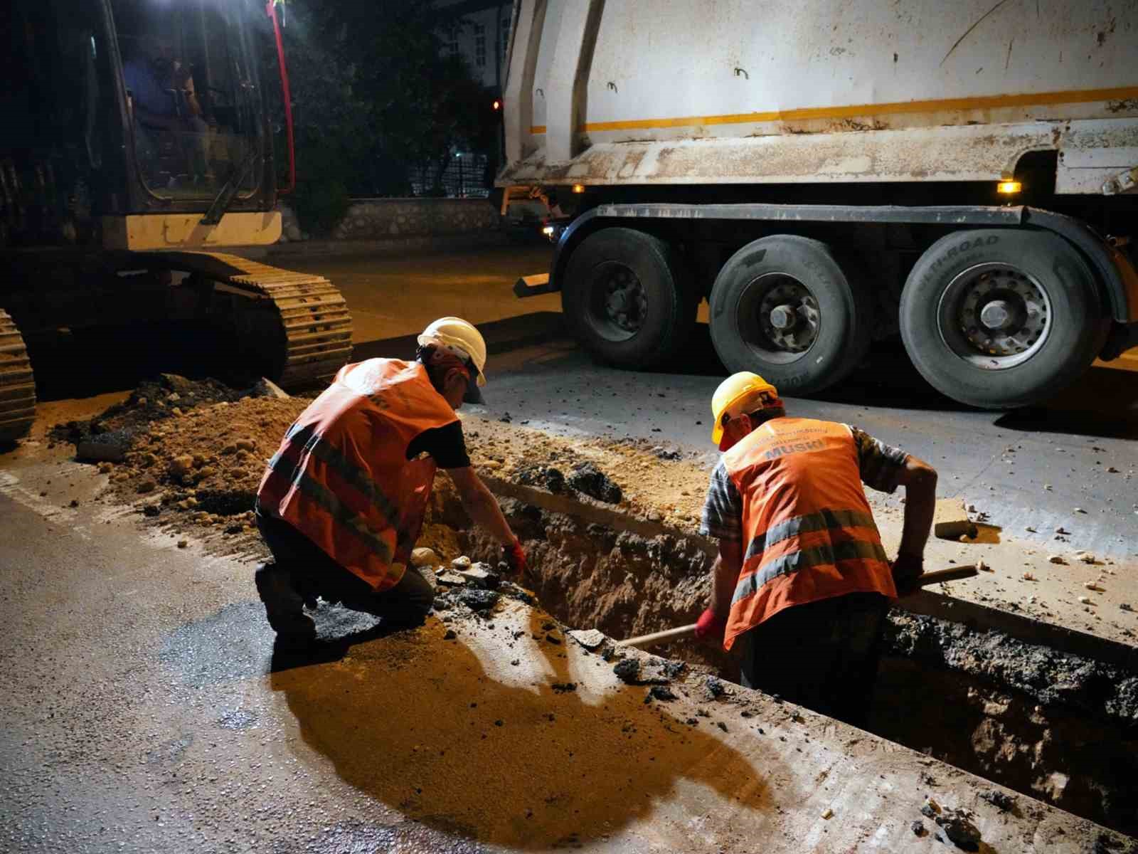 MUSKİ GENEL MÜDÜRLÜĞÜ, MENTEŞE İLÇESİ ORHANİYE MAHALLESİ YILDIRAY ÇELTİKLİOĞLU CADDESİ ÜZERİNDE EKONOMİK ÖMRÜNÜ TAMAMLAYAN İÇME SUYU HATLARINI YENİLİYOR.