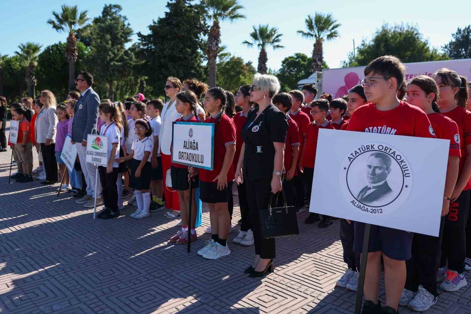 ALİAĞA'DA 2026-2027 EĞİTİM ÖĞRETİM YILININ BAŞLAMASI DOLAYISIYLA İLKÖĞRETİM HAFTASI KAPSAMINDA ÇEŞİTLİ ETKİNLİKLER DÜZENLENDİ. CUMHURİYET MEYDANI'NDA ÇELENK SUNMA TÖRENİYLE BAŞLAYAN ETKİNLİKLER, PETKİM İLKOKULU'NDA DEVAM ETTİ.