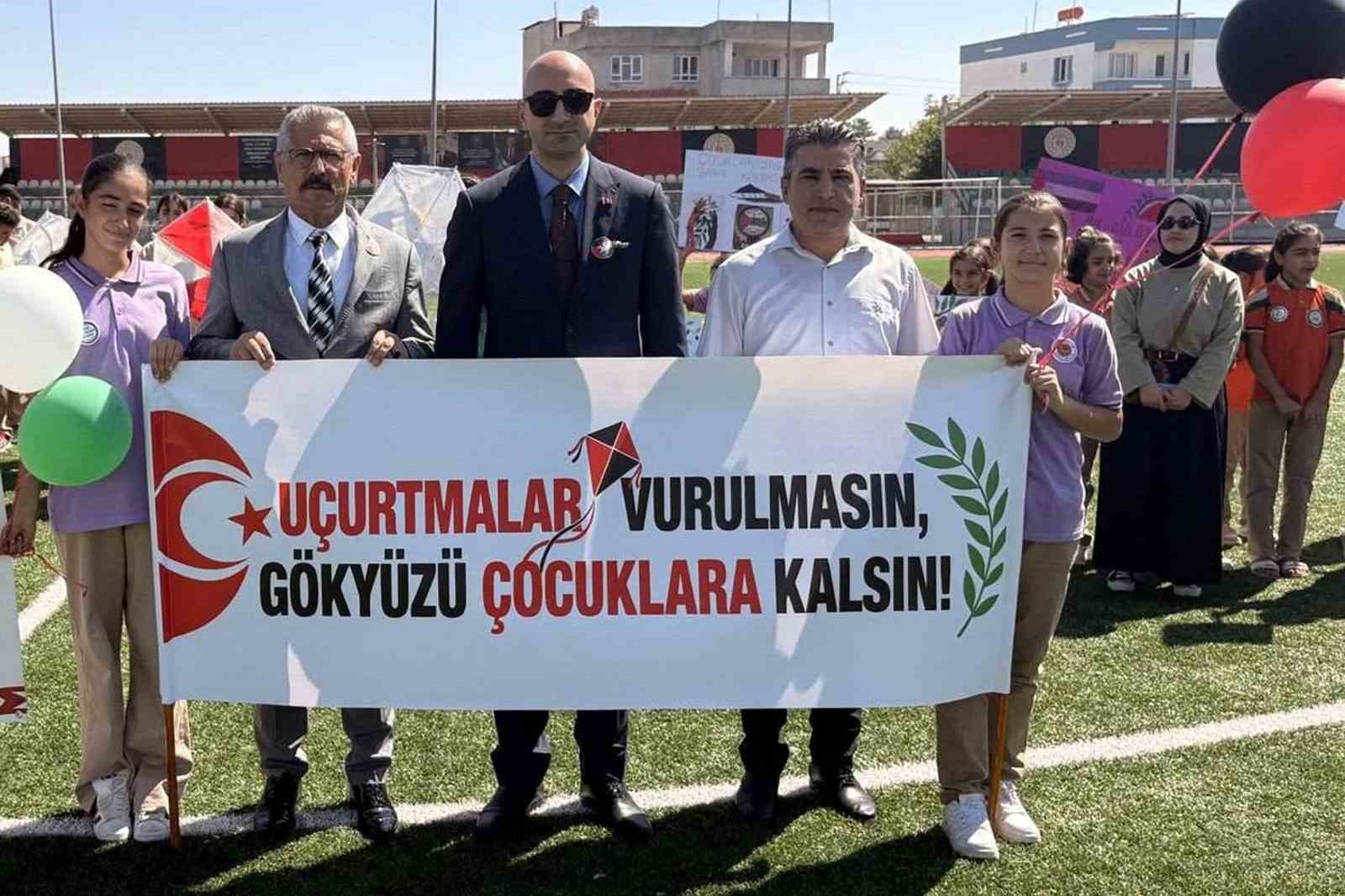 GAZİANTEP'İN ARABAN İLÇESİNDE, İLÇE MİLLİ EĞİTİM MÜDÜRLÜĞÜ TARAFINDAN "UÇURTMALAR VURULMASIN, GÖKYÜZÜ ÇOCUKLARA KALSIN" TEMASIYLA DÜZENLENEN FARKINDALIK ETKİNLİĞİNDE UÇURTMALAR GAZZE'DEKİ ÇOCUKLAR İÇİN GÖKYÜZÜNE BIRAKILDI.