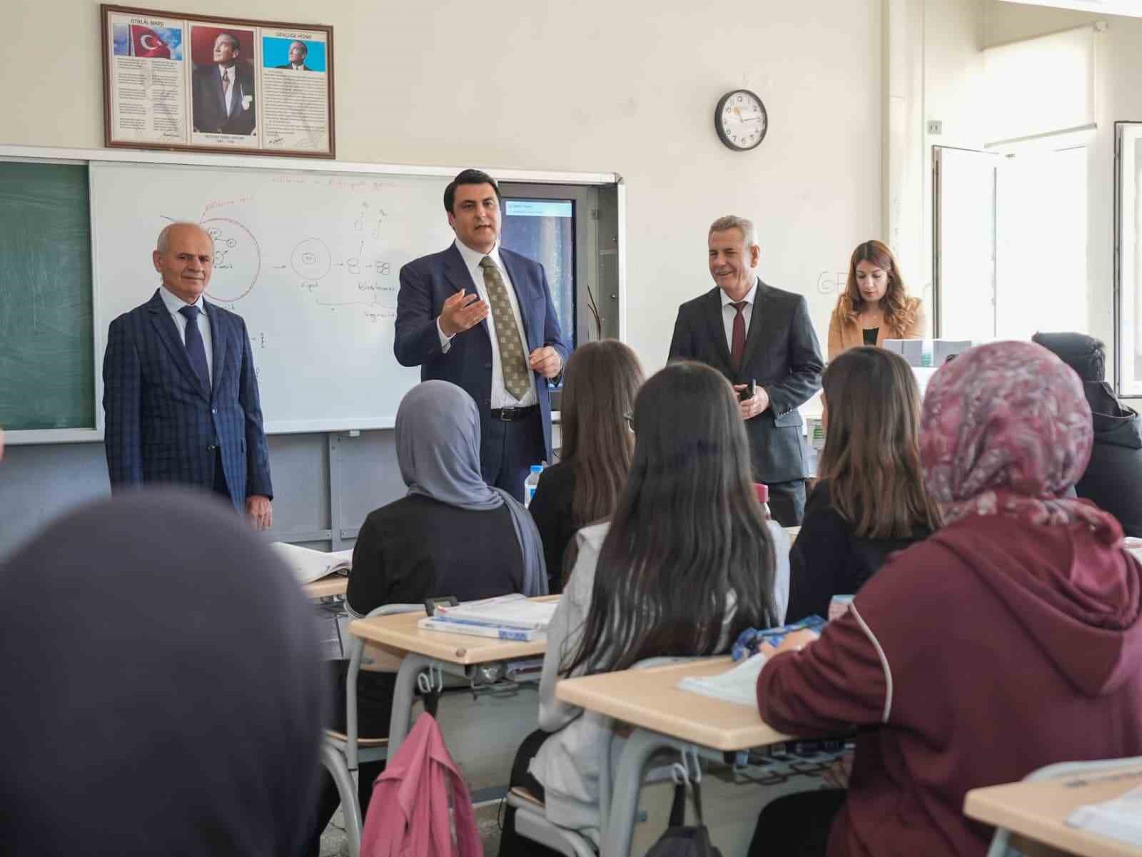 ŞEHİTKAMİL BELEDİYE BAŞKANI UMUT YILMAZ’IN GEÇTİĞİMİZ YIL ÜNİVERSİTE ÖĞRENİMİNE YENİ BAŞLAYACAK GENÇLERE YÖNELİK BAŞLATTIĞI "İLK BİLETİN BİZDEN" UYGULAMASI, BU YIL DA DEVAM EDİYOR. ŞEHİTKAMİL’DE İKAMET EDEN VE ÜNİVERSİTE EĞİTİMİ İÇİN FARKLI ŞEHİRLERE GİDECEK GENÇLERİN ULAŞIM GİDERLERİNİ KARŞILAMAYI 