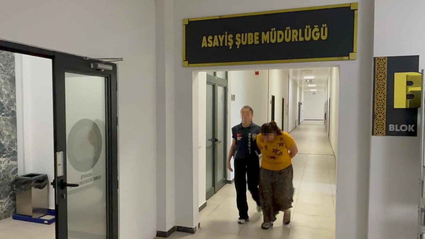 KOCAELİ'NİN GÖLCÜK İLÇESİNDE MEYDANA GELEN EVDEN HIRSIZLIK OLAYININ ŞÜPHELİSİ, POLİS EKİPLERİNİN TAKİBİ SONUCU YALOVA'NIN ÇİFTLİKKÖY İLÇESİNDE DÜZENLENEN OPERASYONLA YAKALANDI. OPERASYONDA EVDE BULUNAN DİĞER ŞAHSIN ARANMASI OLDUĞU TESPİT EDİLİNCE GÖZALTINA ALINDI