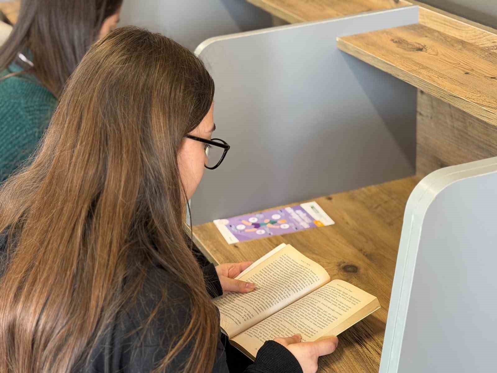 KARABÜK'TE TARİHİ YENİŞEHİR YAZLIK SİNEMA İÇERİSİNDE FAALİYET GÖSTEREN KÜLTÜR SANAT KAFE, ÇOCUKLARDAN GENÇLERE, ÖĞRENCİLERDEN AİLELERE KADAR VATANDAŞLARIN SOSYAL VE KÜLTÜREL YAŞAMINA YÖNELİK İMKANLARI BİR ARADA SUNUYOR.