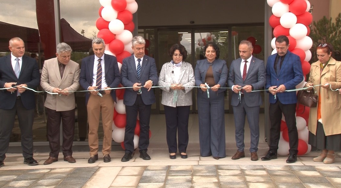 ESKİŞEHİR OSMANGAZİ ÜNİVERSİTESİ (ESOGÜ) MEŞELİK KAMPÜSÜ'NDE YAPIMI TAMAMLANAN MERKEZİ MUTFAK BİNASI, DÜZENLENEN AÇILIŞ TÖRENİYLE HİZMETE GİRDİ.