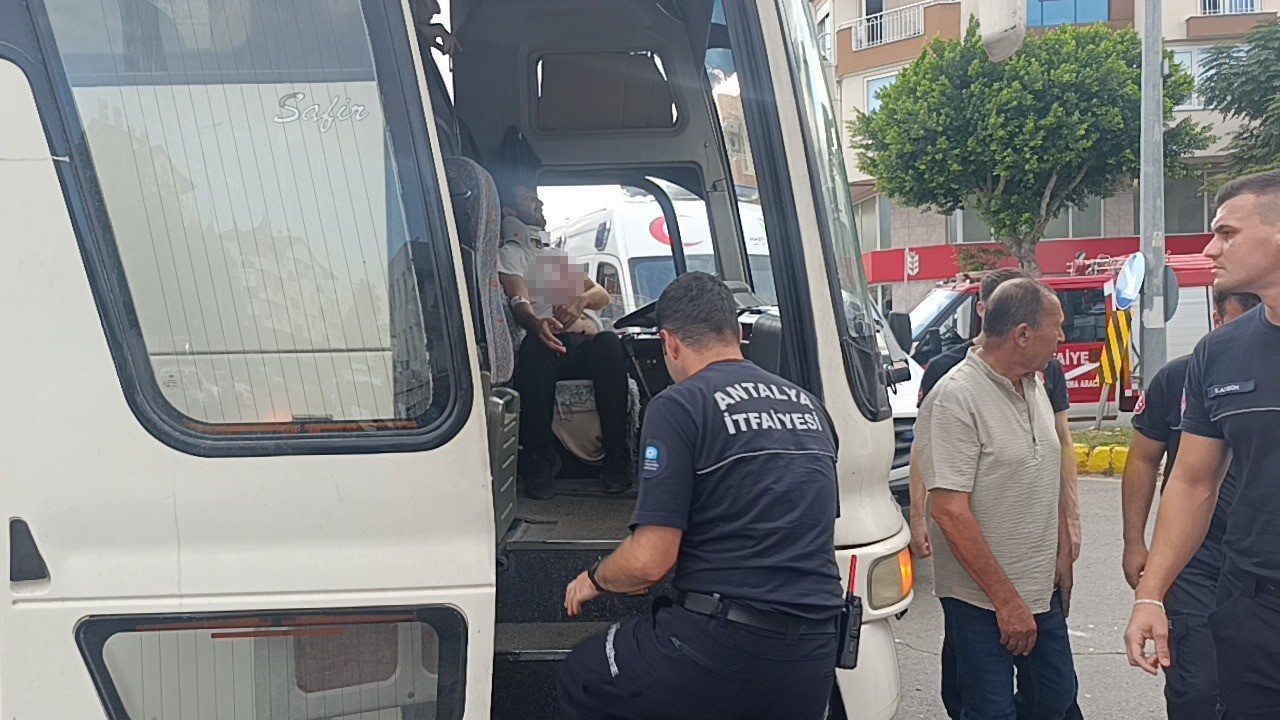 ANTALYA’NIN MANAVGAT İLÇESİNDE OTOBÜS İLE OTOMOBİLİN ÇARPIŞMASI SONUCU MEYDANA GELEN TRAFİK KAZASINDA, OTOBÜS SÜRÜCÜSÜ İLE OTOMOBİLDEKİ YOLCU YARALANDI.