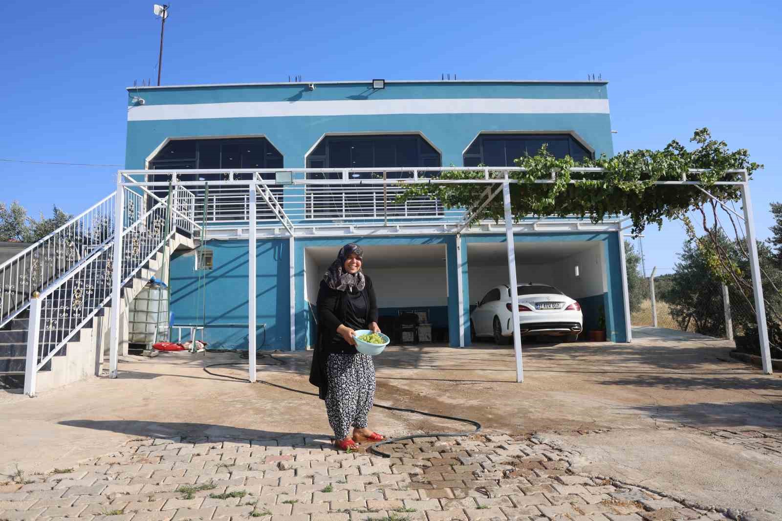 HATAY'IN REYHANLI İLÇESİNDE YAŞAYAN 46 YAŞINDAKİ VAHİDE BİRİCİK, ÇOCUKLUK HAYALİNİ GERÇEKLEŞTİREREK 7 YIL ÖNCE EMLAKÇILIK YAPMAYA BAŞLADI. İLÇENİN İLK KADIN EMLAKÇISI OLAN BİRİCİK, ERKEK MÜŞTERİLERİNİN TELEFONDA KENDİSİNE "VAHİT ABİ" DİYE HİTAP ETTİĞİNİ, KADIN MÜŞTERİLERİNİN İSE KENDİSİ SAYESİNDE EV