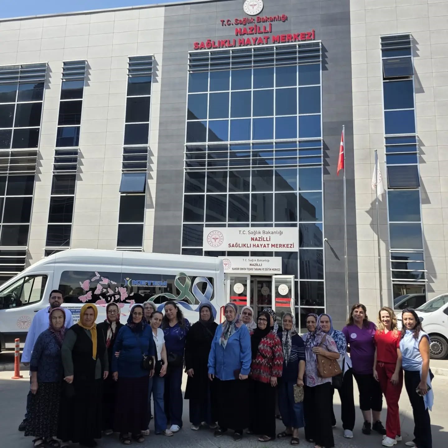 NAZİLLİ’DE YÜRÜTÜLEN SAHA ÇALIŞMASI KAPSAMINDA VATANDAŞLARA MEME, RAHİM AĞZI VE KOLOREKTAL KANSER TARAMALARININ ÖNEMİ ANLATILIRKEN, BELİRLENEN YAŞ GRUPLARINDAKİ VATANDAŞLAR ÜCRETSİZ TARAMALARA DAVET EDİLDİ.