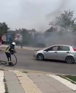 ELAZIĞ’DA SEYİR HALİNDEKİ BİR OTOMOBİLİN MOTOR KISMINDA ÇIKAN YANGIN, İTFAİYE EKİPLERİNİN HIZLI MÜDAHALESİYLE SÖNDÜRÜLDÜ
