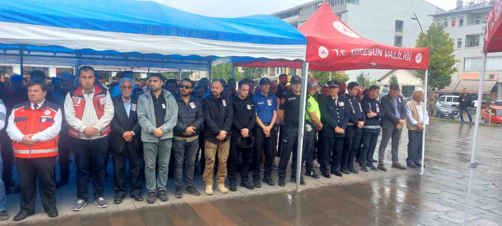 KIRIKKALE’DE MEYDANA GELEN TRAFİK KAZASINDA OLAY YERİ İNCELEME ÇALIŞMASI YAPTIĞI SIRADA BAŞKA BİR ARACIN ÇARPMASI SONUCU ŞEHİT OLAN POLİS MEMURU BATUHAN SARIYALÇINKAYA, EŞİNİN MEMLEKETİ GİRESUN’UN ŞEBİNKARAHİSAR İLÇESİNDE DÜZENLENEN TÖRENLE SON YOLCULUĞUNA UĞURLANDI.