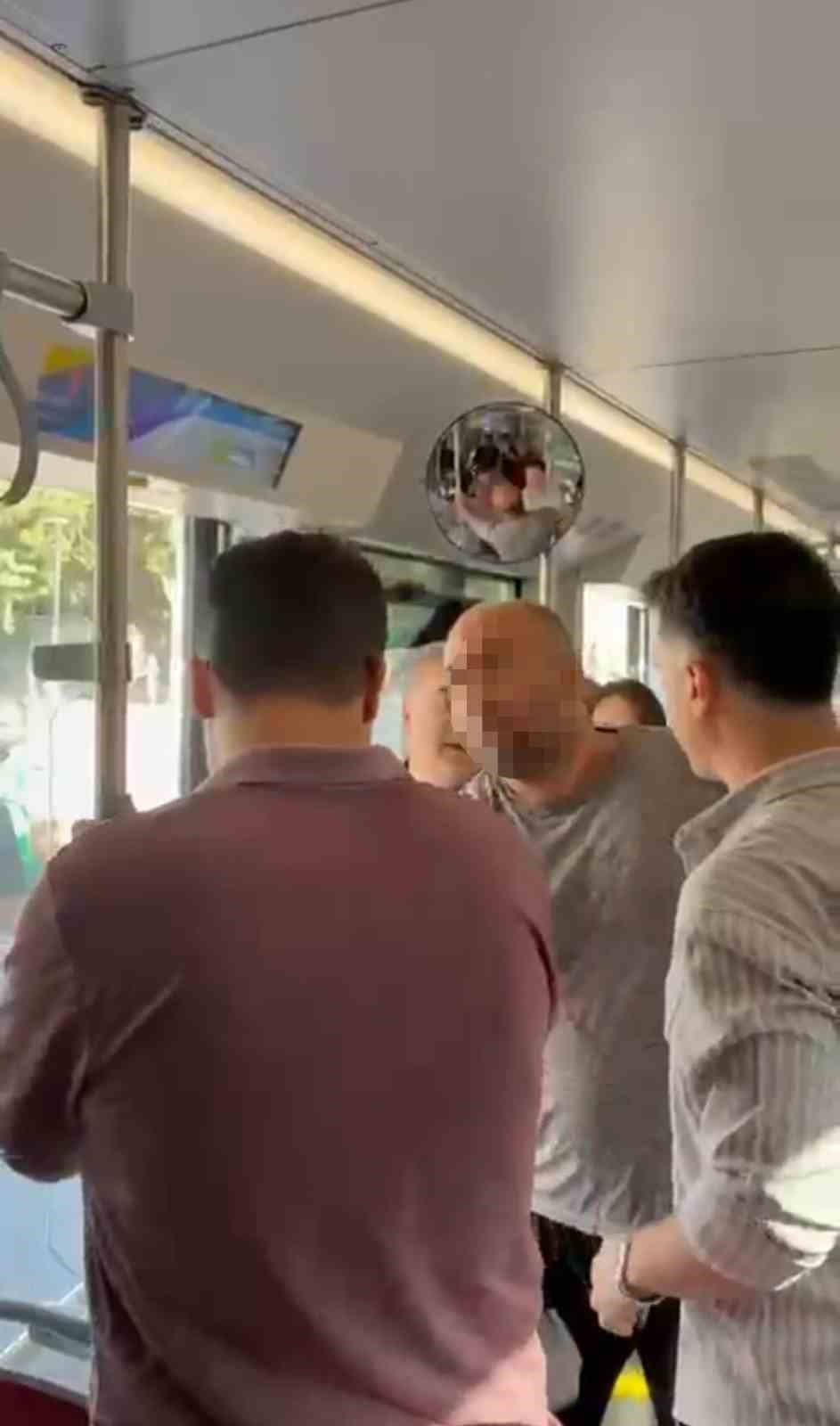 KİMLİĞİ HENÜZ AÇIKLANMAYAN BİR ERKEK ŞAHIS, YOLCU OTOBÜSÜNDE TARTIŞTIĞI YAŞLI BİR ADAMA TEKME ATIP KÜFÜRLER SAVURDU.
