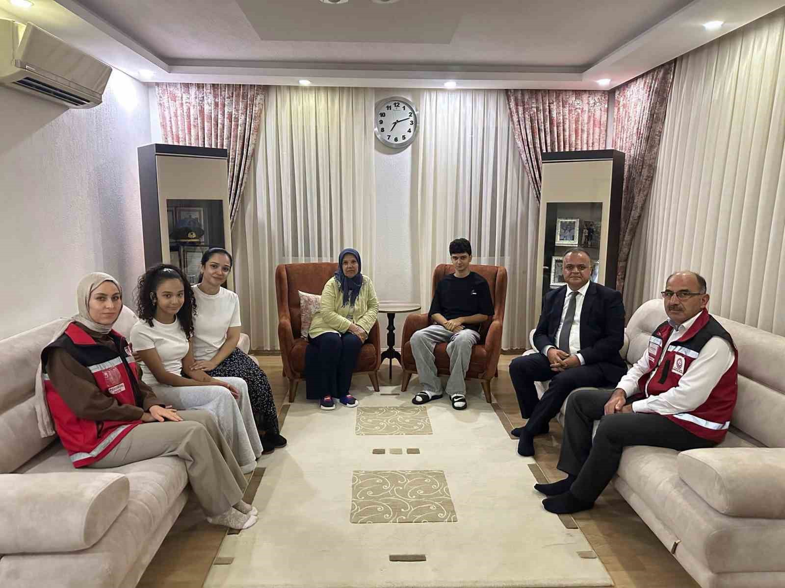 MUT İLÇESİNDE 19 EYLÜL GAZİLER GÜNÜ MÜNASEBETİYLE, KAYMAKAM OSMAN ÇELİKKOL, İLÇEDE YAŞAYAN GAZİ AİLELERİNİ EVLERİNDE ZİYARET ETTİ.