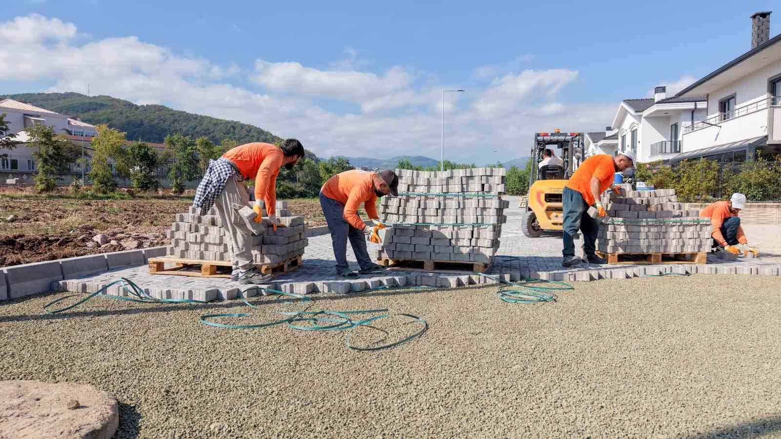BAŞİSKELE'DE ULAŞIM ALTYAPISINI GÜÇLENDİRMEK AMACIYLA YEŞİLYURT VE YENİKÖY MERKEZ MAHALLELERİNDE ASFALT, PARKE YOL VE KALDIRIM YENİLEME ÇALIŞMALARI SÜRDÜRÜLÜYOR.