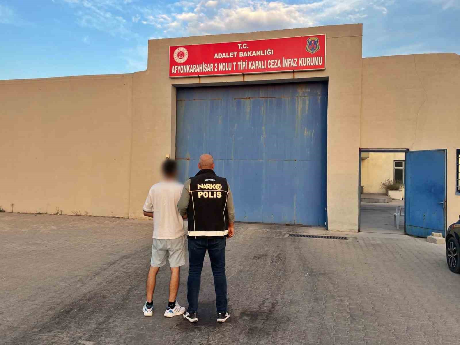 AFYONKARAHİSAR’DA UYUŞTURUCU MADDE TİCARETİ YAPMA SUÇUNDAN HAPİS CEZASIYLA ARANAN ŞAHIS POLİS TARAFINDAN YAKALANDI.