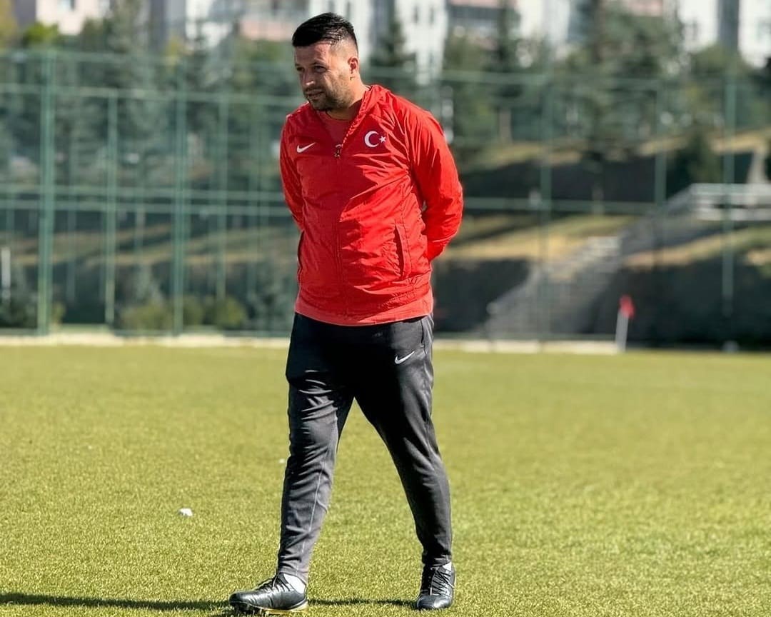 DADAŞLARIN BAL TEMSİLCİSİ ERZURUM BÜYÜKŞEHİR BELEDİYESPOR, TEKNİK DİREKTÖRLÜK GÖREVİNE YUNUS EMRE ÖZTÜRK’Ü GETİRDİ. KULÜP BAŞKANI AHMET DAL, GENÇ TEKNİK ADAM İLE EL SIKIŞARAK TAKIMI KENDİSİNE EMANET ETTİ.