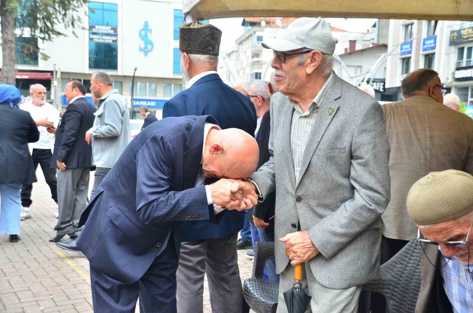 TERME BELEDİYE BAŞKANI ŞENOL KUL, GAZİNİN ELİNİ ÖPTÜ.  (İSMAİL CAN ÇAM/SAMSUN-İHA)
