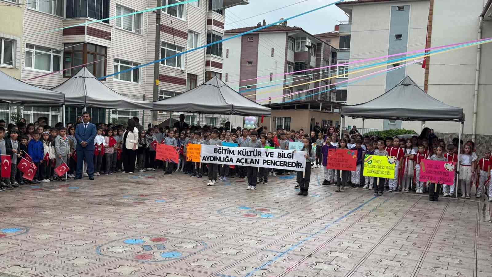 ZONGULDAK’IN ALAPLI İLÇESİNDE "2026-2027 EĞİTİM ÖĞRETİM YILI AÇILIŞI VE İLKÖĞRETİM KUTLAMA HAFTASI" NEDENİYLE ÇELENK SUNMA PROGRAMI DÜZENLENDİ.