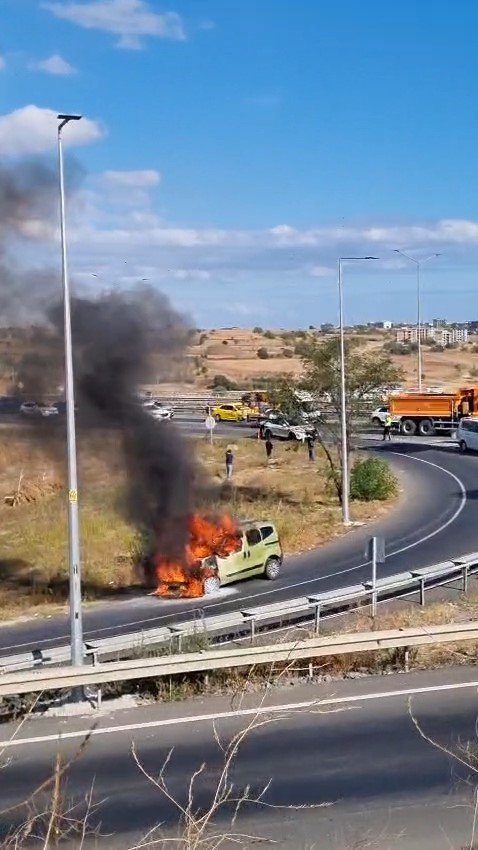 TEKİRDAĞ’IN SÜLEYMANPAŞA İLÇESİNDE SEYİR HALİNDEKİ BİR ARAÇ, MURATLI KAVŞAĞI’NDA ALEVLERE TESLİM OLDU.