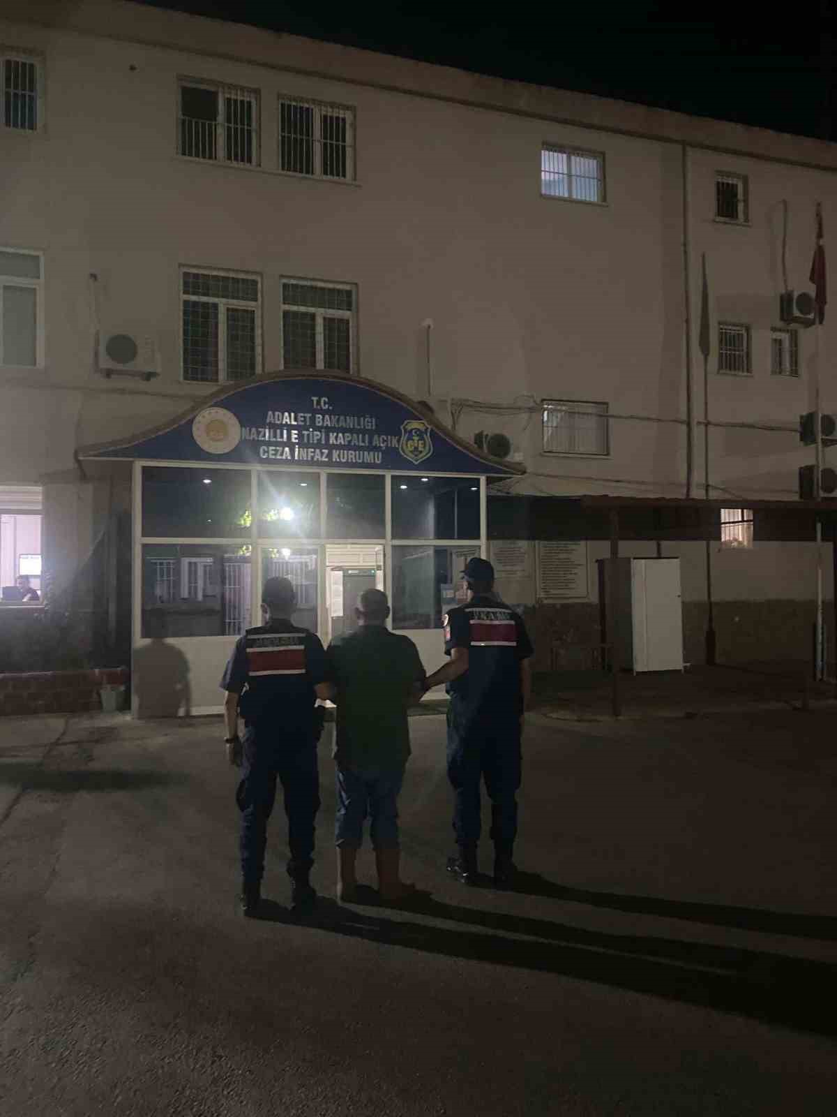 AYDIN'IN KUYUCAK İLÇESİNDE ORMANLIK ALANA KENEVİR EKTİĞİ BELİRLENEN ŞÜPHELİ, BİTKİLERİN BAKIMINI YAPMAK ÜZERE ELİNDE HAYVAN GÜBRESİYLE GELDİĞİ SIRADA JANDARMA EKİPLERİNCE SUÇÜSTÜ YAKALANDI. OPERASYONDA 57 KÖK KENEVİR BİTKİSİ İLE 1 KİLO 45 GRAM KUBAR ESRAR ELE GEÇİRİLİRKEN, ŞÜPHELİNİN İKAMETİNDE 3 TA