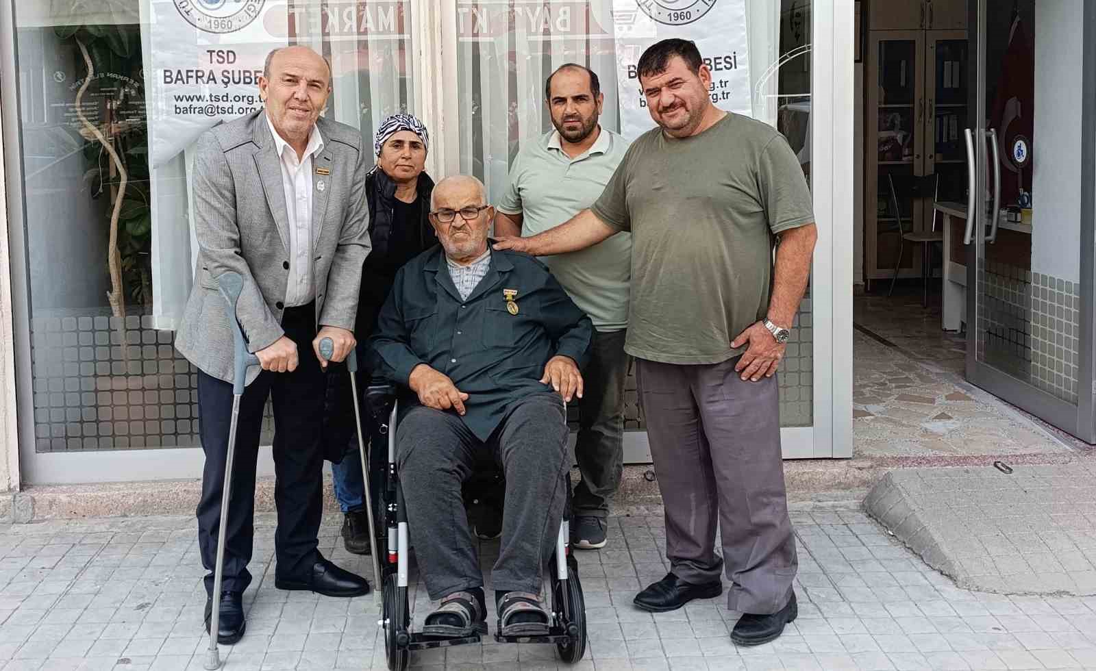 TÜRKİYE SAKATLAR DERNEĞİ BAFRA ŞUBESİ, BİR ŞEHİT BABASINA AKÜLÜ SANDALYE HEDİYE EDEREK ANLAMLI BİR DESTEĞE İMZA ATTI.