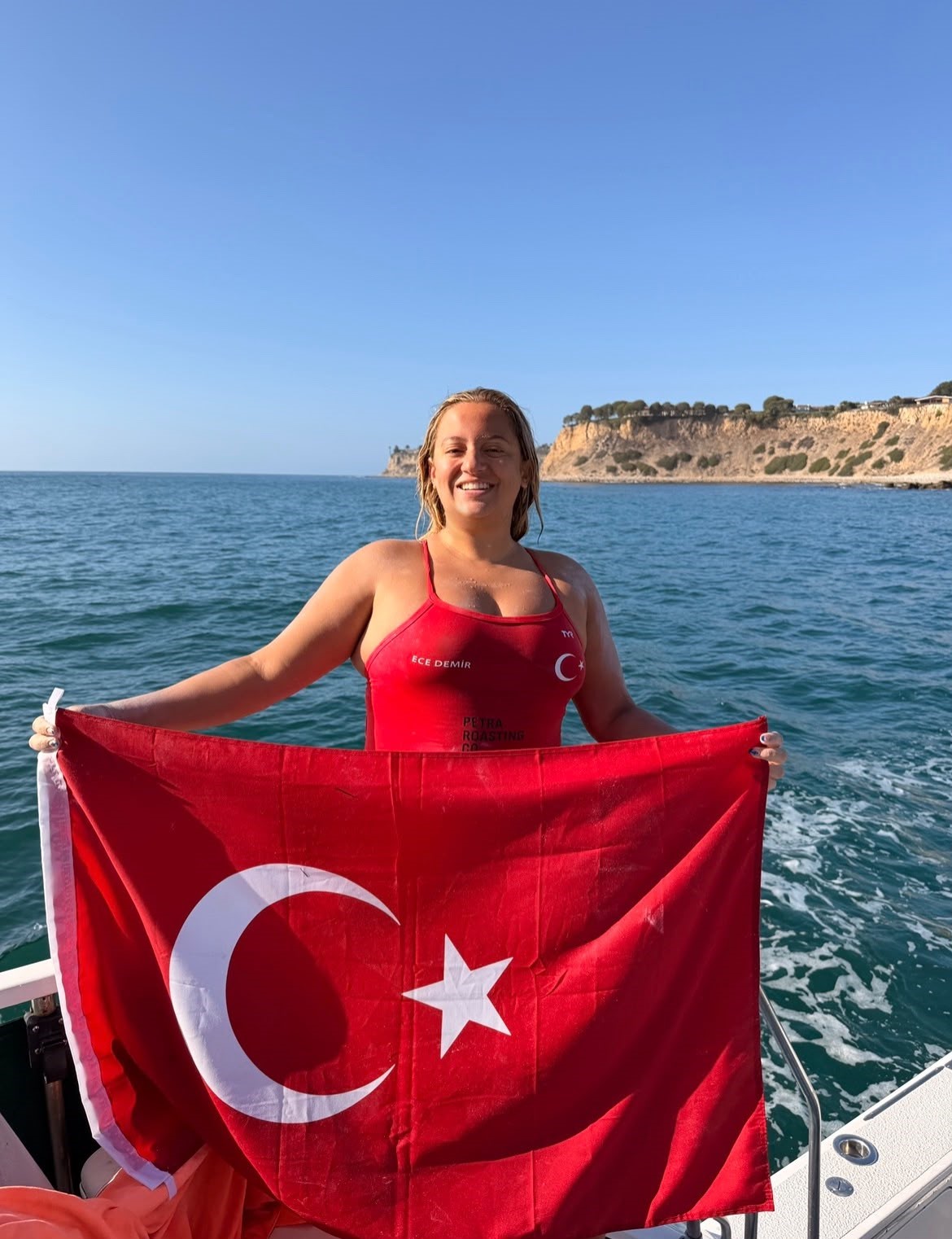 ULTRA MARATON YÜZÜCÜSÜ 24 YAŞINDAKİ TÜRK SPORCU ECE DEMİR, ABD'NİN CALİFORNİA EYALETİNDE BULUNAN 38 KİLOMETRELİK CATALİNA KANALI'NI 16 SAAT 43 DAKİKADA YÜZEREK GEÇTİ. DEMİR, BU PARKURU YÜZEREK GEÇEN EN GENÇ TÜRK SPORCU OLDU.