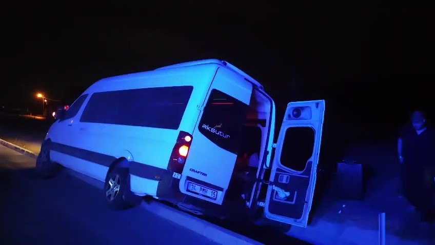 ANTALYA’NIN MANAVGAT İLÇESİNDE SÜRÜCÜSÜNÜN DİREKSİYON HAKİMİYETİNİ KAYBEDEN MİNİBÜS YOL KENARINDAKİ SULAMA KANALINA DÜŞTÜ. KAZADA ARAÇTA BULUNAN ALMAN VATANDAŞI 1 KİŞİ YARALANDI.